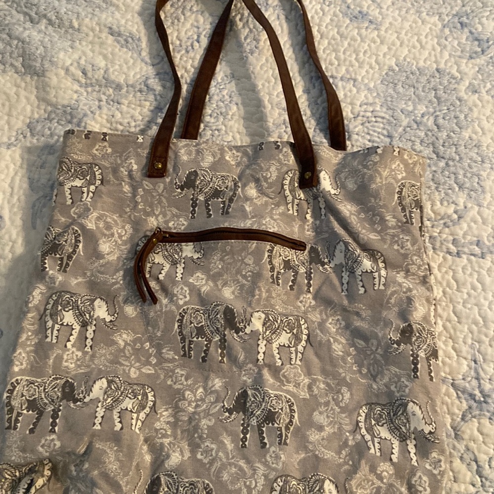 Aeropostale cloth bag.